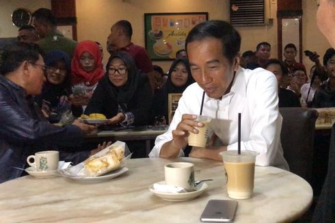 Jokowi Ngopi Bareng Relawan di Dumai