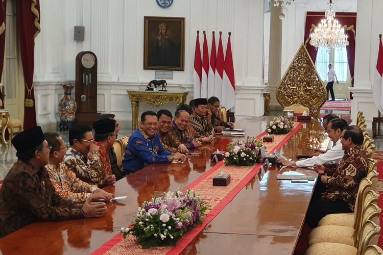 Pimpinan Majelis Permusyawaratan Rakyat (MPR) menemui Presiden Joko Widodo di Istana Kepresidenan, Jakarta, Rabu (16/10/2019). Kedatangan para pimpinan MPR ini adalah untuk berkonsultasi seputar jadwal pelantikan Jokowi dan Maruf Amin sebagai presiden dan wakil presiden terpilih 2019-2024 pada 20 Oktober mendatang. 