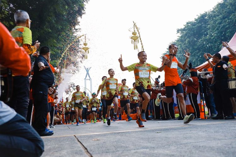 Peserta Friendship Run 2023 Jakarta melakukan start di Lapangan Banteng, Jakarta Pusat, pada Minggu (21/5/2023) pagi WIB. Dalam keberlangsungannya, Friendship Run 2023 Jakarta juga diramaikan oleh sejumlah pelari yang mengenakan kostum unik dan eksentrik.