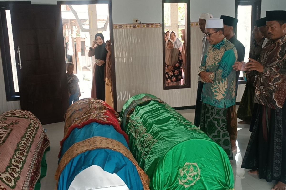 Tiga jenazah korban tewas diduga keracunan gas di dalam sumur tua di Desa Jarin, Kecamatan Pademawu, Kabupaten Pamekasan, sedang disolati oleh calon Bupati Pamekasan, KH. Kholilurrahman saat mengunjungi keluarga korban, Kamis (28/11/2024).