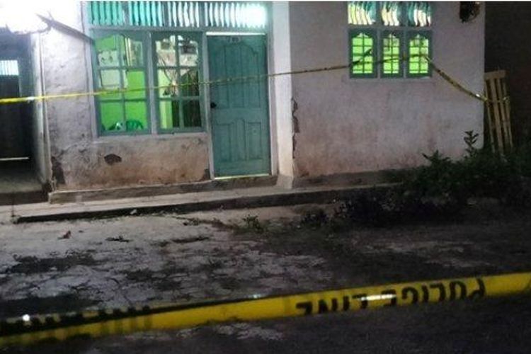 
Garis polisi terpasang di rumah pelaku penembakan kantor MUI di Jakarta. Rumah pelaku tersebut berada di Pesawaran, Lampung. 
