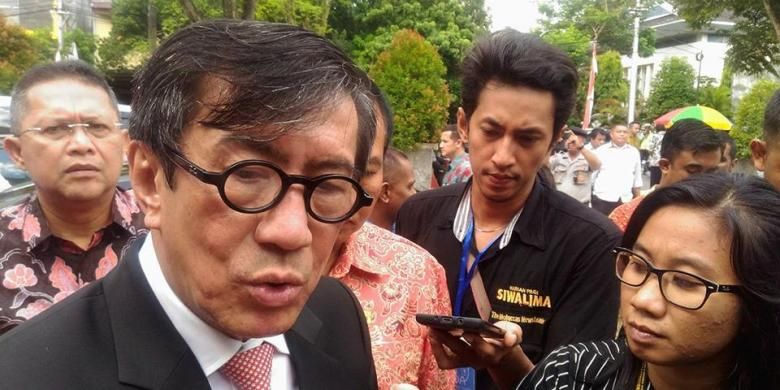 Menteri Hukum dan Hak Azasi Manusia, Yasona Laoly saat dicegat waratwan di depan Gedung Oikumene Ambon, Sabtu (19/11/2016)