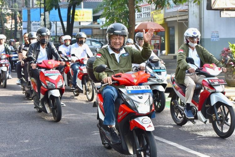 Menteri Energi dan Sumber Daya Mineral (Menteri ESDM) Arifin Tasrif memimpin konvoi 200 motor listrik di acara Electric Vehicle (EV) Funday di kota Bandung, Jawa Barat, Minggu (4/12/2022).