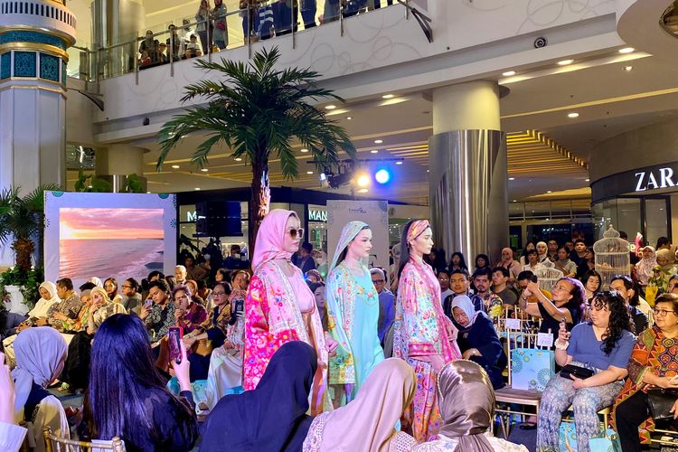 Model dengan koleksi dari desainer Indonesian Fashion Designer Council di Raya Fashion Fest di Central Park Mall, Jakarta Barat, Jumat (29/03/2024).