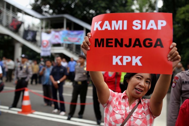 Suasana Aksi dukung KPK di Gedung Komisi Pemberantasan Korupsi (KPK), Jakarta, Kamis (13/7/2017). Aksi dukung KPK ini dihadiri oleh Masyarakat sipil antikorupsi, Akademisi, Seniman, Budayawan, Pemuka Agama, Mahasiswa dan mereka menyuarakan penolakan terhadap hak angket KPK.