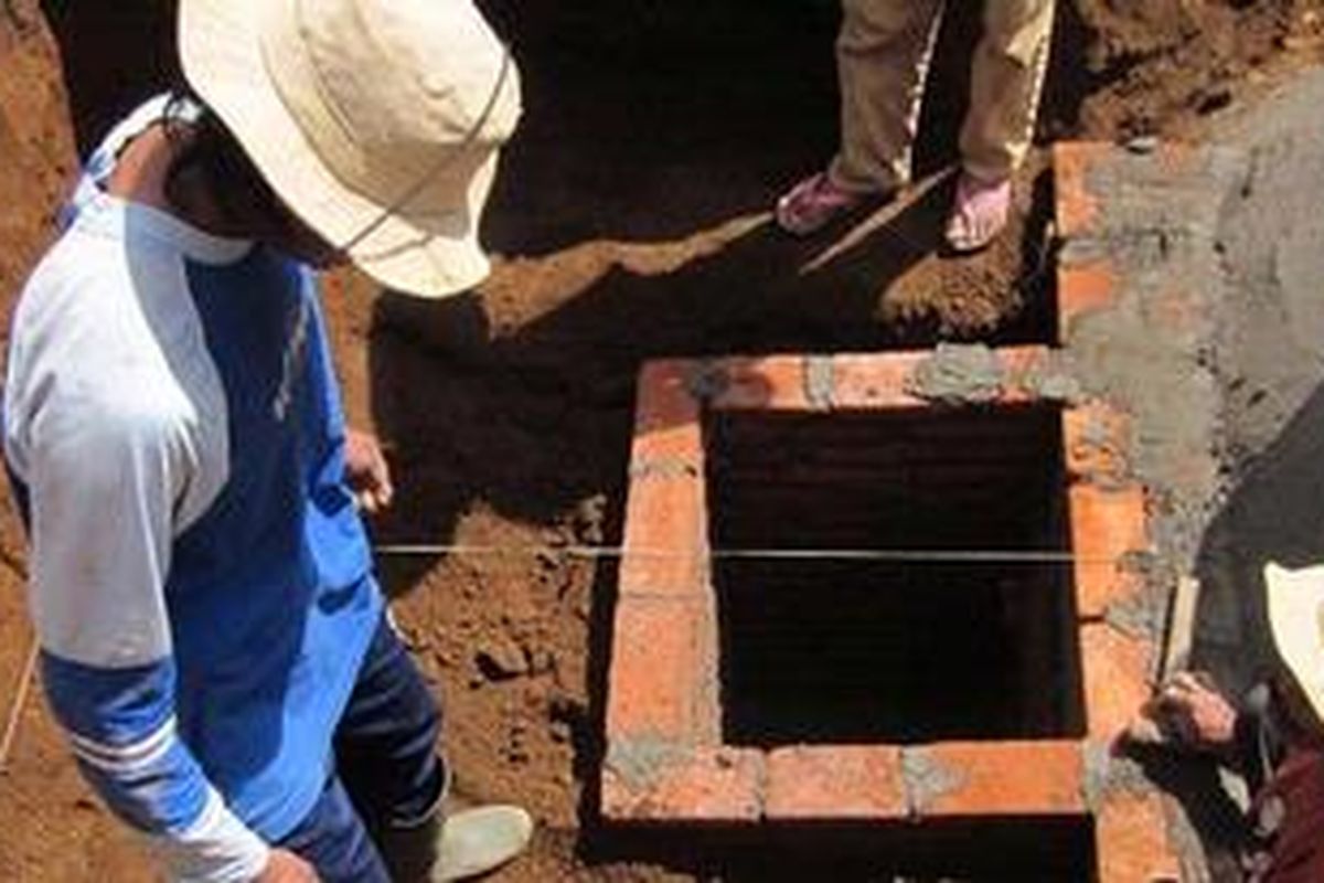 Beberapa warga di Kota Malang, yang sekaligus peternak sapi perah sedang membuat reaktor biogas di dekat rumahnya. Kamis (7/7/2011).