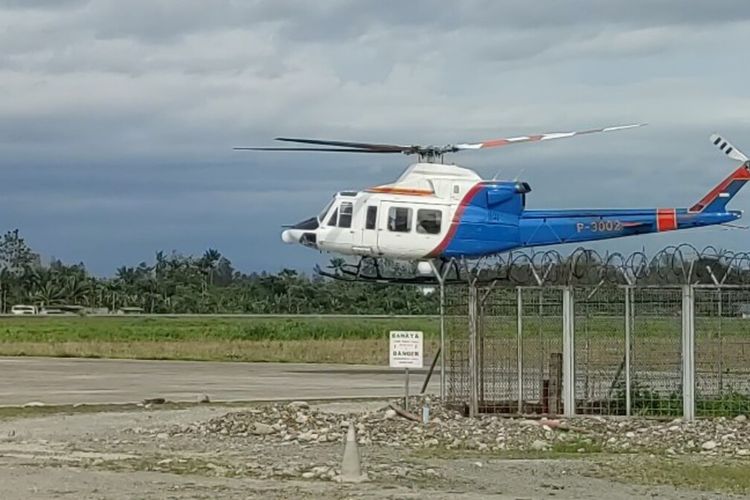 Helikopter milik Polri mendarat di Bandara Moses Kilangin setelah melaku patroli udara ke Distrik Paro, Kabupaten Nduga. Hal ini dilakukan untuk mencari keberadaan pilot Susi Air hang pesawatnya dibakar oleh KKB, Mimika, Papua Tengah, Jumat (10/2/2023)