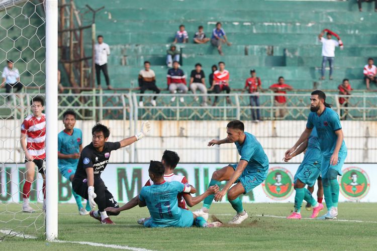 Laga Madura United vs Persita Tangerang pada pekan ke-28 Liga 1 berlangsung di Stadion Gelora Bangkalan, Madura, Rabu (6/3/2024).