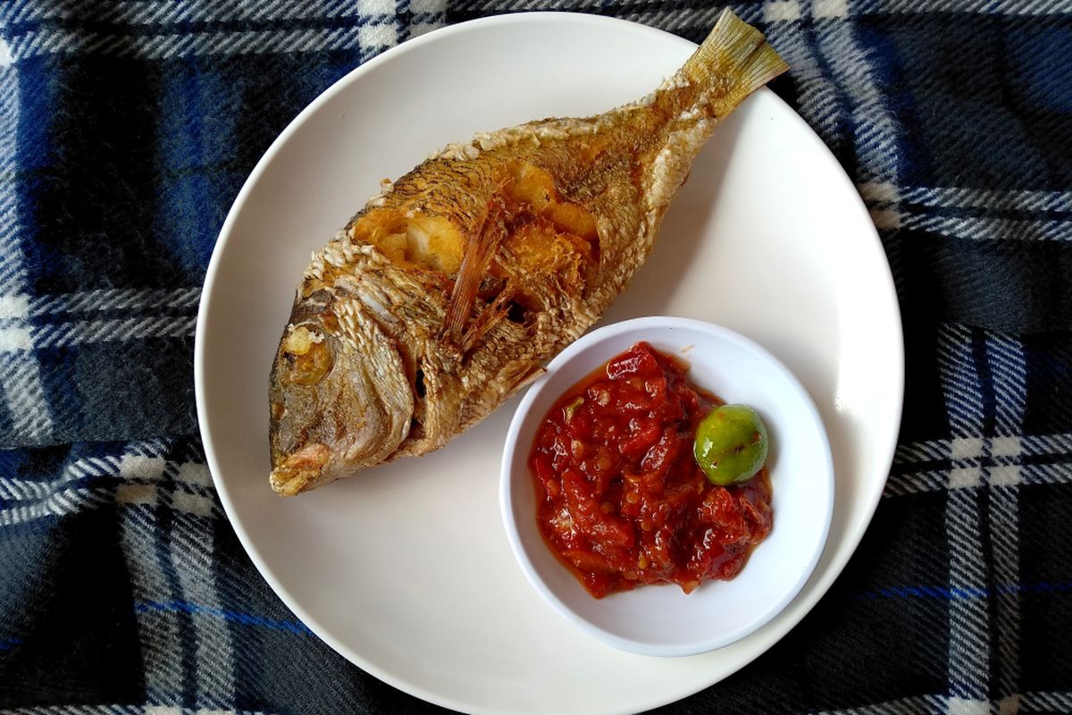 Ilustrasi ikan goreng bumbu kuning. 