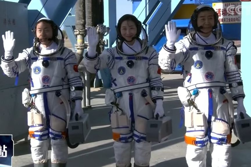 China Kirim Tiga Astronot untuk Bangun Stasiun Luar Angkasa