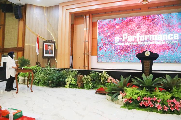 Menteri Sosial (Mensos) Tri Rismaharini dalam acara peluncuran aplikasi E-Performance di Gedung Aneka Bhakti, Jakarta, Senin (10/5/2021).