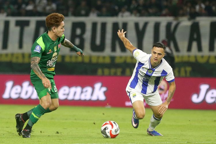 Pemain Persebaya Surabaya Gali Freitas siap berduel dengan pemain Persib Bandung Eliano Reijnders saat laga pekan ke-24 Super League 2025-2026 yang berakhir dengan skor 2-2 di Stadion Gelora BUng Tomo Surabaya, Senin (2/3/2026) malam.