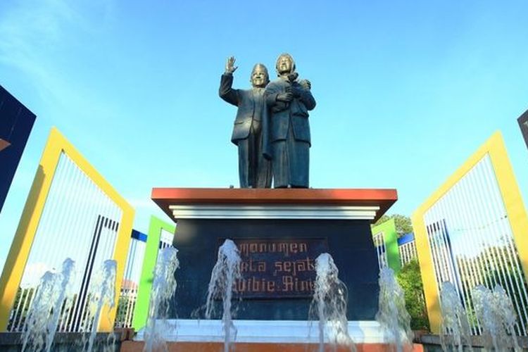 Monumen Cinta Sejati Habibie Ainun di Kota Parepare, yang merupakan kota kelahiran Presiden BJ Habibie.