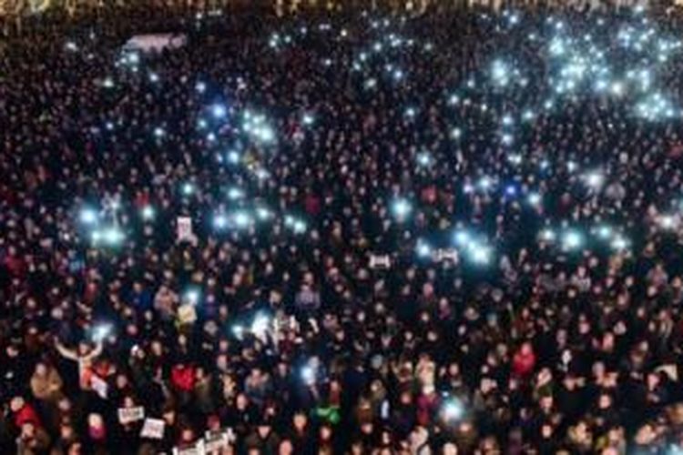 Puluhan ribu orang di berbagai kota Prancis turun ke jalan menentang pembunuhan di kantor Charlie Hebdo. 