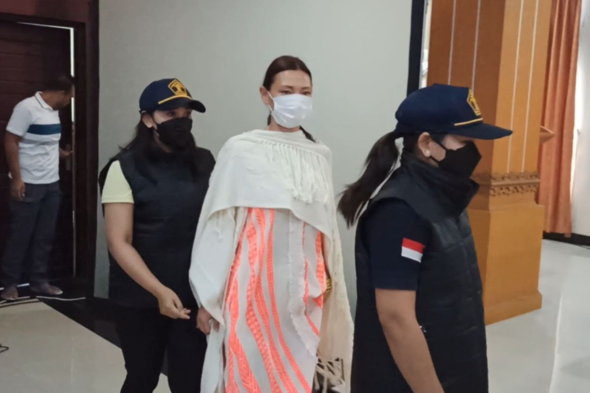 LK (40), perempuan berkebangsaan Rusia saat dihadirkan dalam konferensi pers di Kantor Imigrasi Kelas 1 TPI Denpasar, Kamis (13/4/2023). Dia diamankan oleh petugas Imigrasi karena berpose telanjang di sebuah pohon Kayu Putih di Desa Tua, Kecamatan Marga, Kabupaten Tabanan, Bali. Kompas.com/ Yohanes Valdi Seriang Ginta