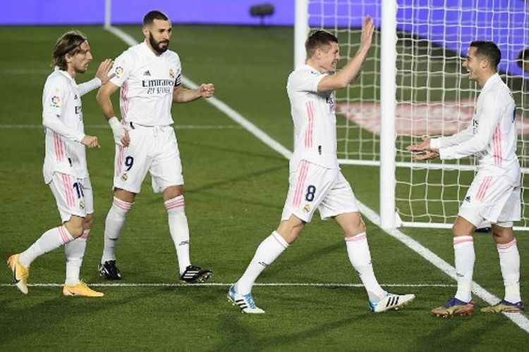 Lucas Vazquez (kanan) merayakan golnya bersama rekan satu timnya pada laga pekan ke-17 Liga Spanyol yang mempertemukan Real Madrid vs Celta Vigo di Stadion Alfredo Di Stefano, Minggu (3/1/2021) dini hari WIB.