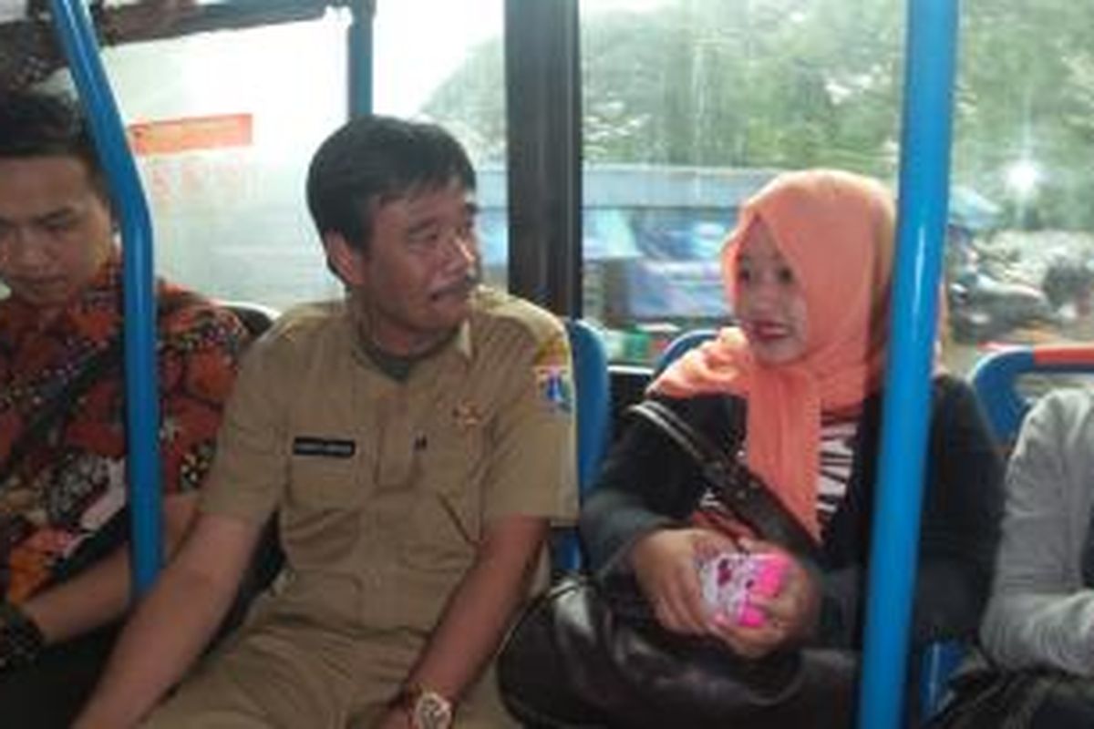 Wakil Gubernur DKI Jakarta Djarot Saiful Hidayat saat berbincang dengan salah seorang penumpang transjakarta di jalur koridor VI, Selasa (6/1/2015)