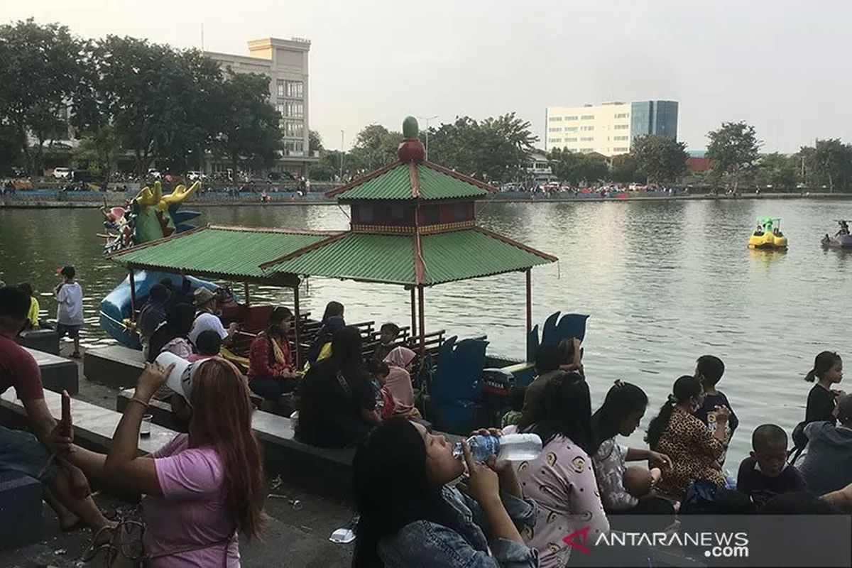 Kawasan Danau Sunter di Jakarta Utara dipadati wisatawan pada libur Hari Lahir Pancasila, 1 Juni 2021. Pengunjung tampak tidak mematuhi protokol kesehatan di tengah pandemi Covid-19.