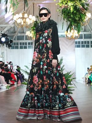 Busana koleksi Ivan Gunawan Prive di fashion show Raya Collection 2022 pada Rabu (23/2/2022).