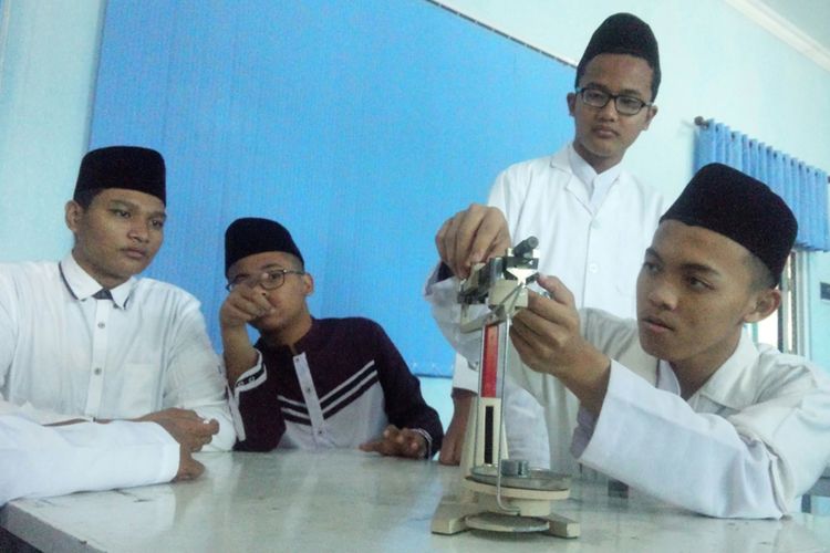 Suasana saat santri Pondok Pesantren Darul Ulum (PPDU) Rejoso, Kabupaten Jombang, Jawa Timur, sekaligus murid SMA Darul Ulum 2 Unggulan BPPT, melakukan praktek di laboratorium fisika, Kamis (12/9/2019).