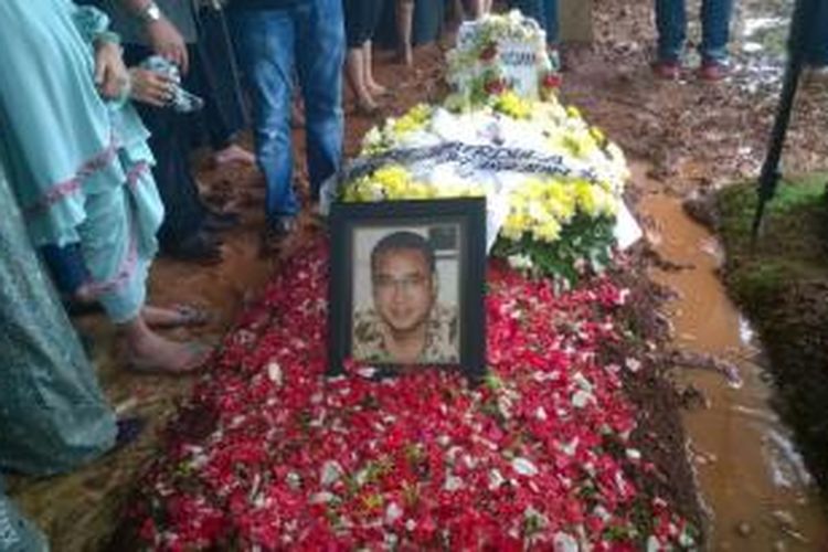 Makam Yanni Rusiana Djunaedi atau Yanni Libels di TPU Tanah Kusir, Jakarta Selatan. Yanni meninggal dunia di Bandar Udara Soekarno-Hatta, Cengkareng, Banten, Rabu (25/3/2015) pagi karena serangan jantung. Jenazahnya dimakamkan pada Kamis (26/3/2015) pagi.