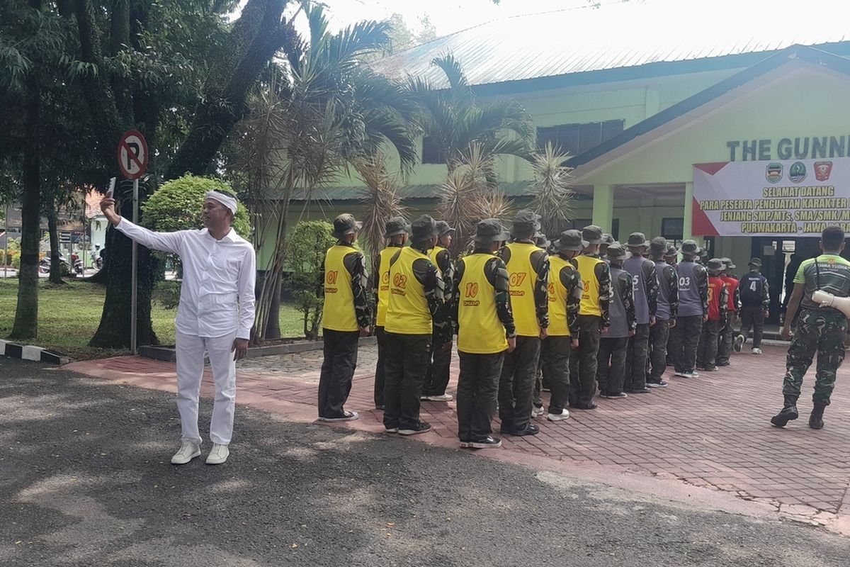 Gubernur Jawa Barat Dedi Mulyadi saat meninjau siswa SMP yang mengikuti pendidikan penguatan karakter di Resimen Artileri Medan 1 Sthira Yudha, Batalyon Artileri Medan 9, Purwakarta, Jawa Barat, Sabtu (3/5/2025) siang.