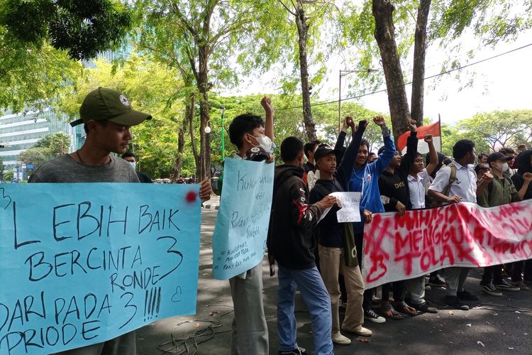 Massa demo tolak kenaikan BBM, PPN, IKN dan penundaan Pemilu di Medan melibatkan elemen pelajar, Rabu (13/4/2022)