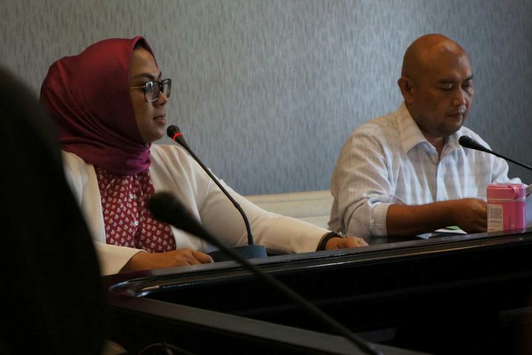 Bupati Cellica Nurrachadiana saat berdialog dengan Imaka, Senin (21/5/2018).