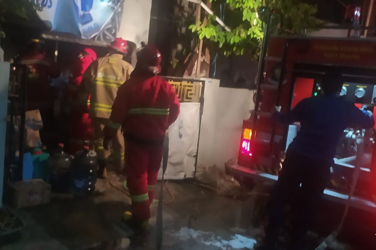 Petugas pemadam kebakaran saat datang dan berjibaku memadamkan api di Jalan Palem 1 RT 02 RW 05 nomor 73, Harapan Mulya, Medan Satria, Kota Bekasi, Kamis (19/1/2023).