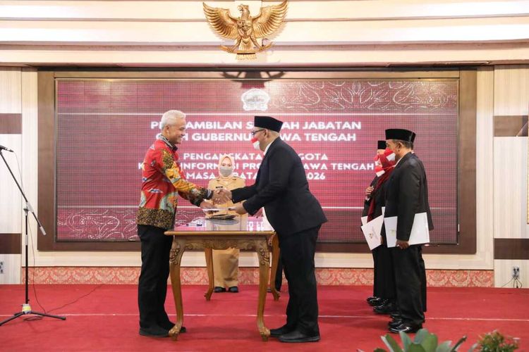 Gubernur Jateng Ganjar Pranowo menghadiri acara Pengambilan Sumpah Jabatan dan Melantik Anggota Komisi Informasi Provinsi Jawa Tengah Masa Jabatan 2022-2026, di Gedung Gradhika Bhakti Praja, Senin (20/2/2023).