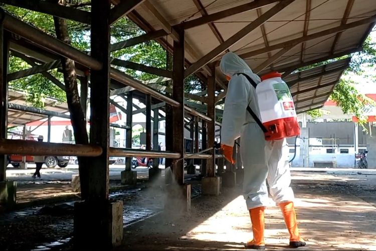 Petugas menyemprotkan desinfektan di Pasar Hewan Terpadu Kabupaten Tulungagung Jawa Timur, cegah sebaran penyakit mulut dan kuku (PMK), Jumat (10/01/2025).