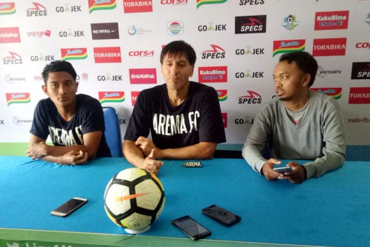 Pelatih Arema FC Milan Petrovic dalam konferensi pers di Kantor Arema FC, Sabtu (27/10/2018)