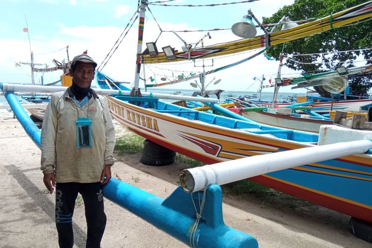 Jro Mangku Made Tina (47), nelayan di Pantai Kelan, Badung, Bali, yang menggunakan Fish Go setahun lebih.
