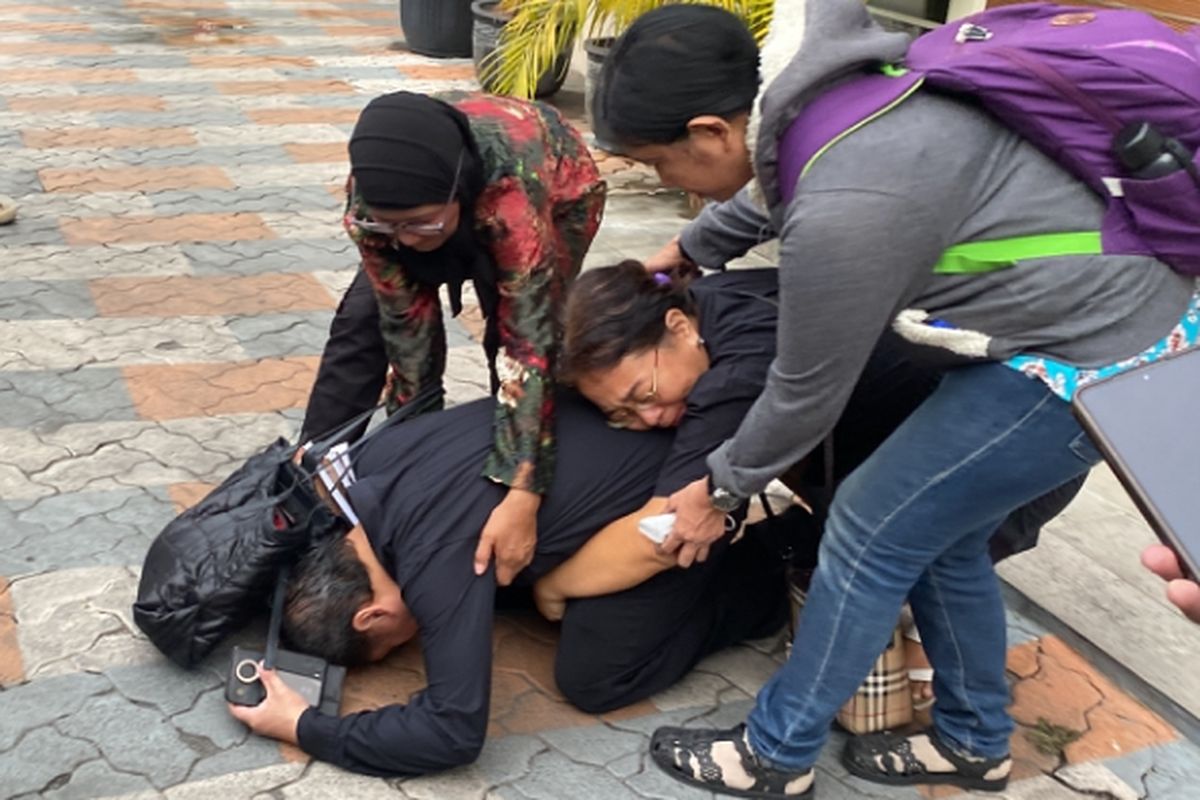 Ayah korban, Tanu Hariadi bersujud saat di sekolah anaknya, Jumat (9/5/2025).