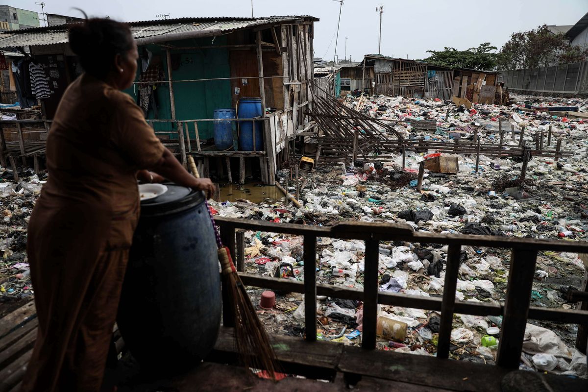 Suasana aktivitas di Kampung Bengek, Muara Baru, Penjaringan, Jakarta Utara, Kamis (29/8/2019). Timbunan sampah plastik telah memadati kawasan ini sejak lama karena kurangnya perhatian dari pemerintah setempat.