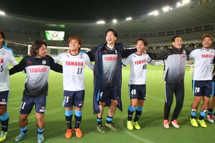 Para pemain Jubilo Iwata melakukan selebrasi setelah menang 3-0 atas tuan rumah Tokyo Verdy pada laga J2 League di Stadion Ajinomoto, Tokyo, Minggu (1/11/2015).