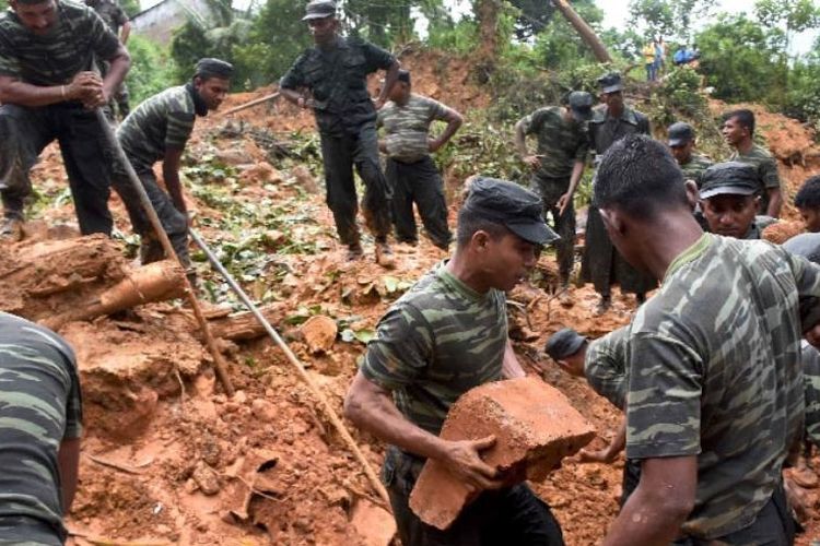 
Personel militer Sri Lanka ambil bagian dalam upaya penyelamatan dan penyelamatan setelah terjadi longsor di desa Bulathkohupitiya pada 18 Mei 2016. (Foto: Dok.)
