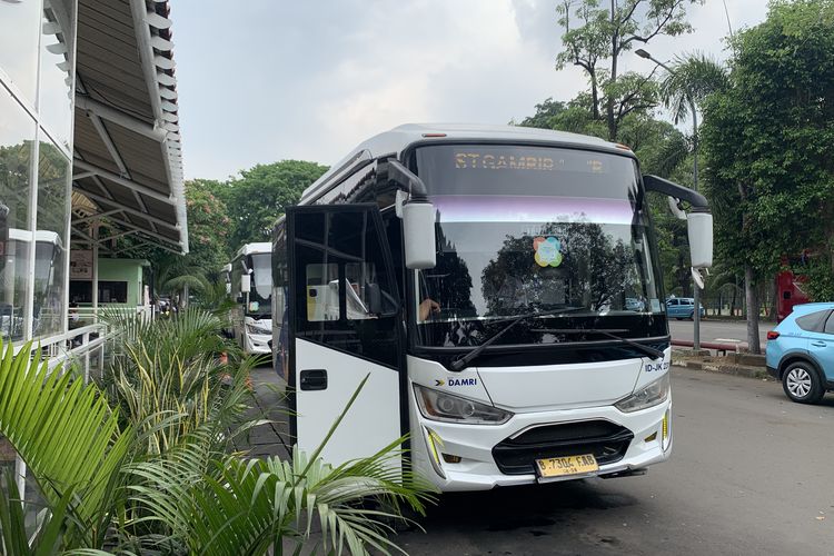 Saat ini, Damri melayani keberangkatan dari Stasiun Gambir menuju sejumlah destinasi di provinsi Lampung dan Bandara Soekarno-Hatta. Lokasi Stasiun Damri di Gambir terletak tidak jauh dari Hall Utara. Bagi penumpang yang baru turun dari kereta, hanya perlu turun dan menuju pintu keluar Hall Utara.