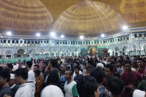 Ribuan Warga Padati Masjid Raya Al A'zhom Saat Libur Tahun Baru, Pengunjung: Terima Kasih Pak Arief-Sachrudin