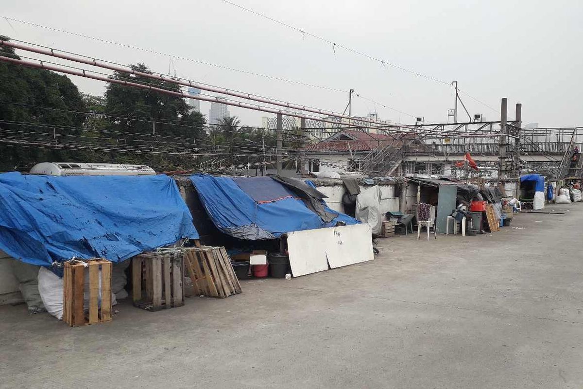 Bangunan liar di Kanal Banjir Barat, Jati Pulo, Jakarta Barat yang selalu berdiri meski berkali-kali digusur.