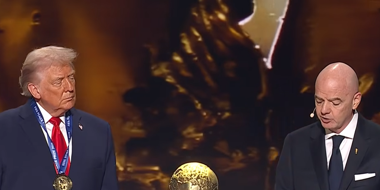 Presiden Amerika Serikat, Donald Trump, dan Presiden FIFA, Gianni Infantino, di acara drawing Piala Dunia 2026 di Gedung John F Kennedy Center for the Performing Arts, Washington DC, Amerika Serikat, Sabtu (6/12/2025) dini hari WIB.