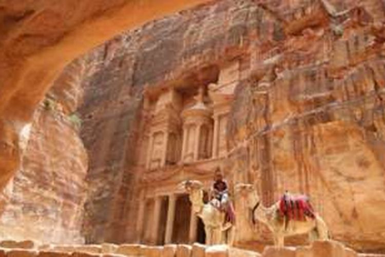 Warisan Dunia Petra dibangun oleh peradaban Nabataean pada abad keempat SM. 