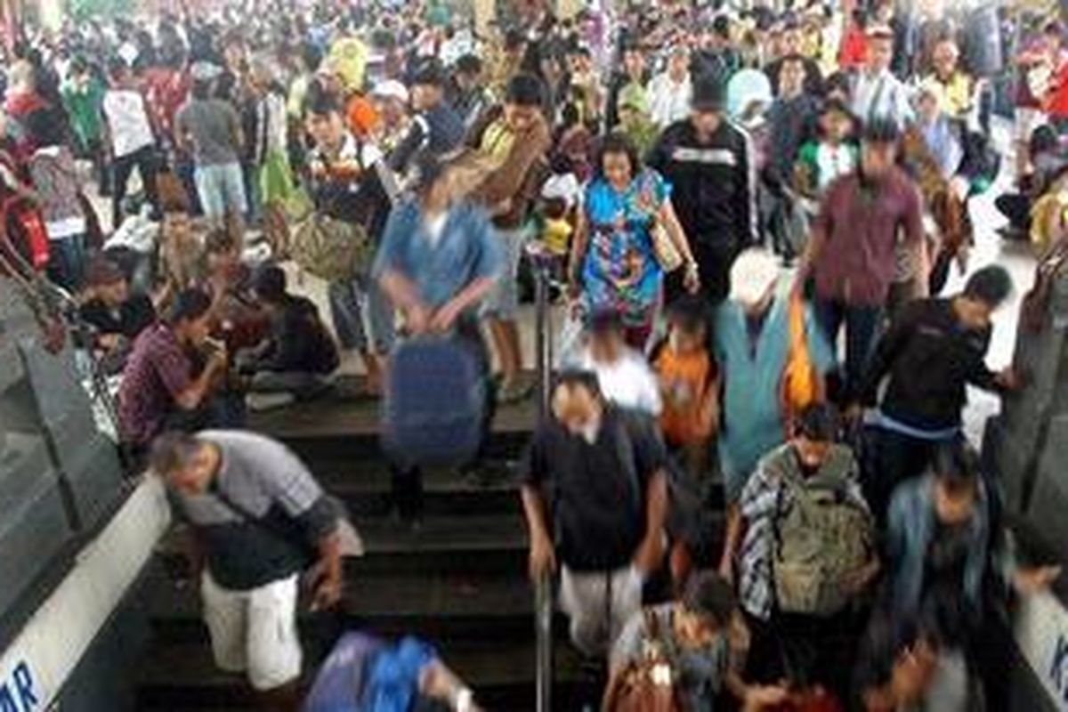 Ilustrasi pendatang yang tiba di stasiun, setelah liburan Lebaran.