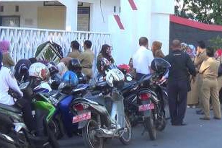 Sejumlah pegawai negeri sipil (PNS) di Kabupaten Gowa, Sulawesi Selatan harus menunggu di depan pintu gerbang yang tertutup lantaran telat masuk kantor pasca libur panjang idul fitri. Senin, (11/07/2016).
