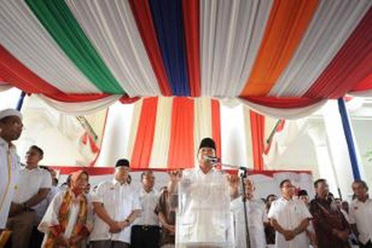 Calon presiden Prabowo Subianto menyampaikan pidato penolakkannya terhadap hasil pilpres 2014 di Rumah Polonia, Jakarta Timur, Selasa (22/7). Pernyataan sikap tanpa kehadiran calon wakil presiden Hatta Rajasa tersebut merupakan bentuk kekecewaan dari tim pemenangan Prabowo Subianto-Hatta Rajasa terhadap pelaksanaan pilpres 2014 yang mereka nilai banyak diwarnai oleh kecurangan.