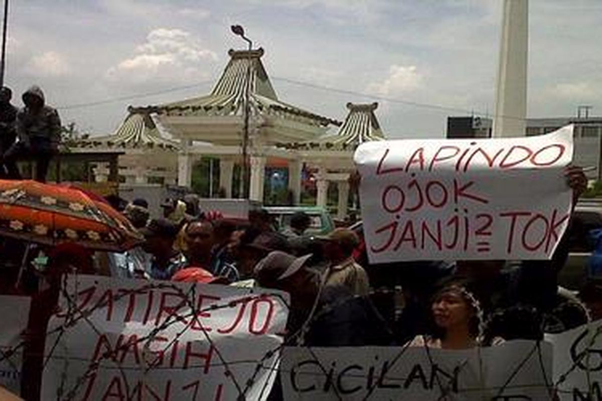 Ribuan warga korban Lumpur Lapindo berunjuk rasa di depan kantor Gubernur Jawa Timur di Jalan Pahlawan Surabaya, Senin (28/11/2011) siang.