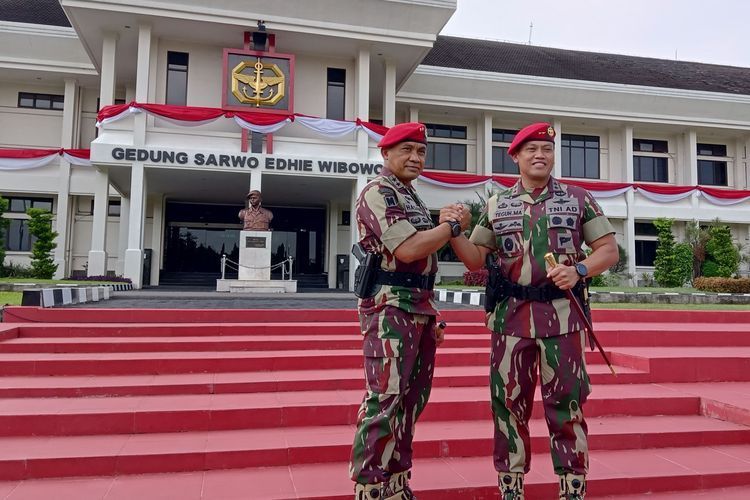 Mayor Jenderal Teguh Muji Angkasa (kanan) dan Mayor Jenderal Muhammad Hasan usai menjalani rangkaian tradisi penyerahan satuan Kopassus yang berlangsung di Markas Kopassus, Cijantung, Jakarta, Kamis (9/12/2021) siang.