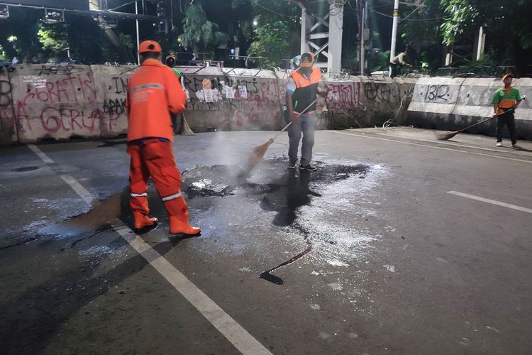 Massa Demo Indonesia Gelap Bubar, Sampah di Jalan Merdeka Barat Langsung Dibersihkan