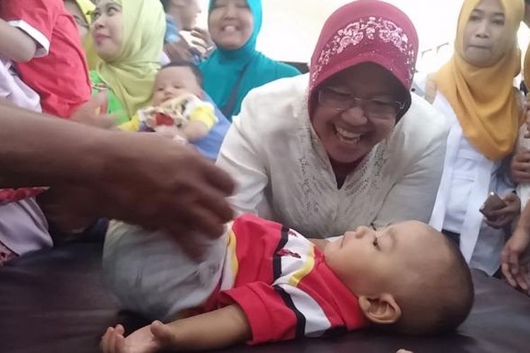 Risma meninjau stan pijat anak di acara Gebyar 1000 Hari Pertama Kehidupan, Rabu (25/1/2017)