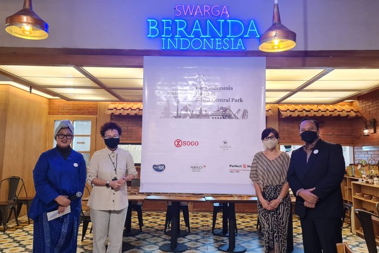 Pembukaan restoran dan showcase produk nusantara, Swarga Beranda Indonesia di mal Central Park Jakarta (10/11/2021).